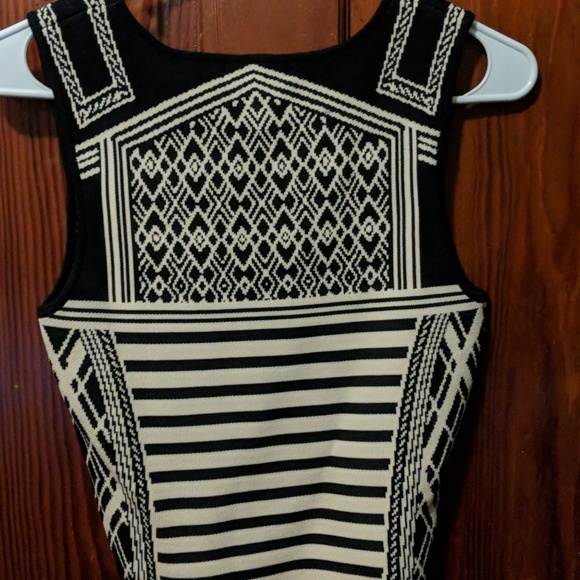Black patterned crop top - Picture 2 of 2